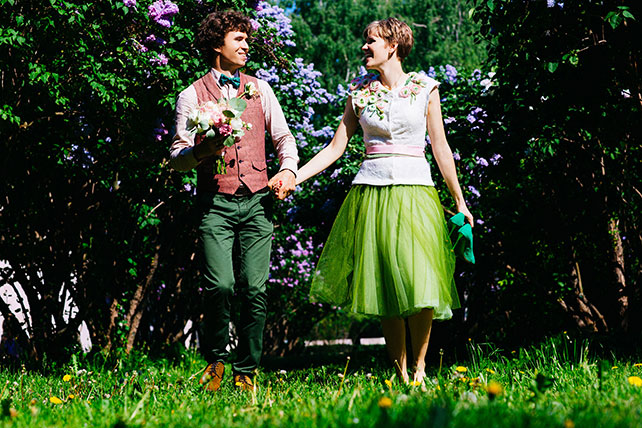 Свадьба с хаски, молодожены держатся за руки