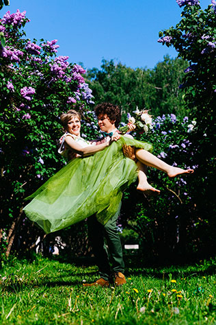 Свадьба с хаски, невеста на руках у жениха