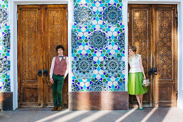 Свадьба с хаски, молодожены у дверей