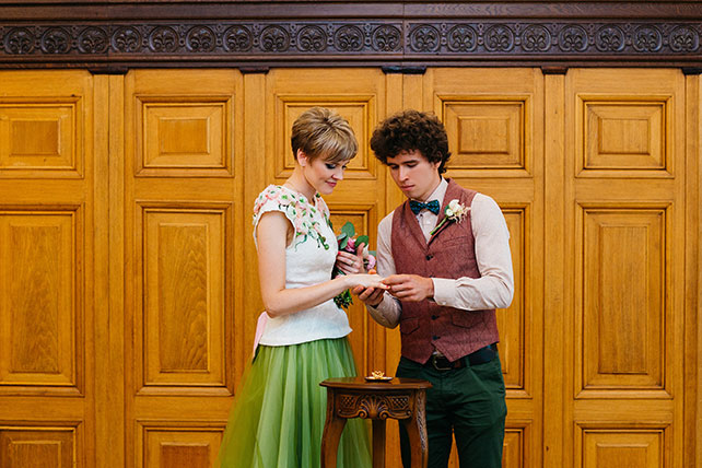 Свадьба с хаски, жених одевает кольцо