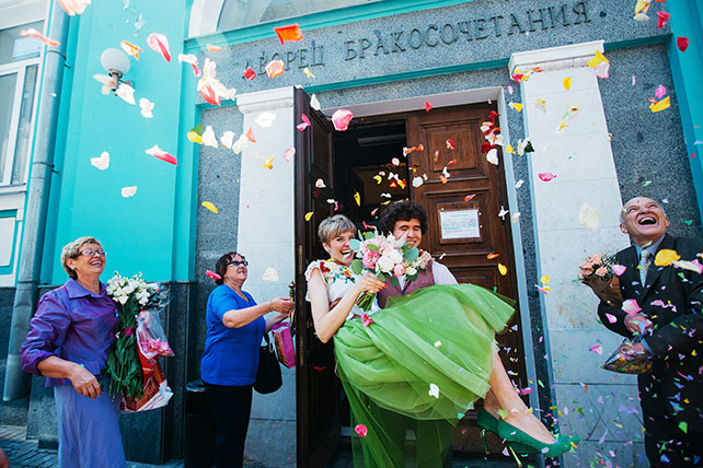 Свадьба с хаски, жених выносит невесту из загса