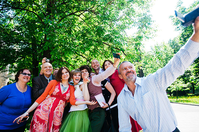 Свадьба с хаски, гости фотографируются