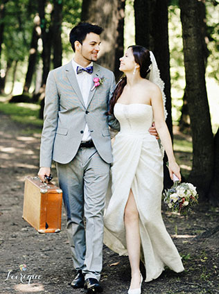 Свадьба «Путешествия», жених и невеста с чемоданом