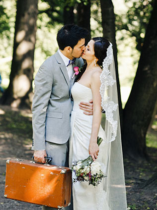 Свадьба «Путешествия», жених и невеста с чемоданом