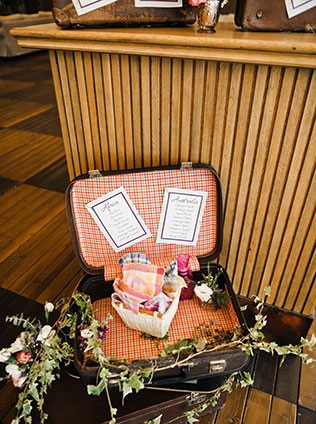 Свадьба «Путешествия», чемодан в декоре