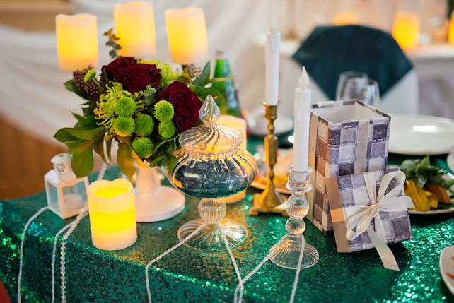 Свадьба ранней весной, свечи на столе