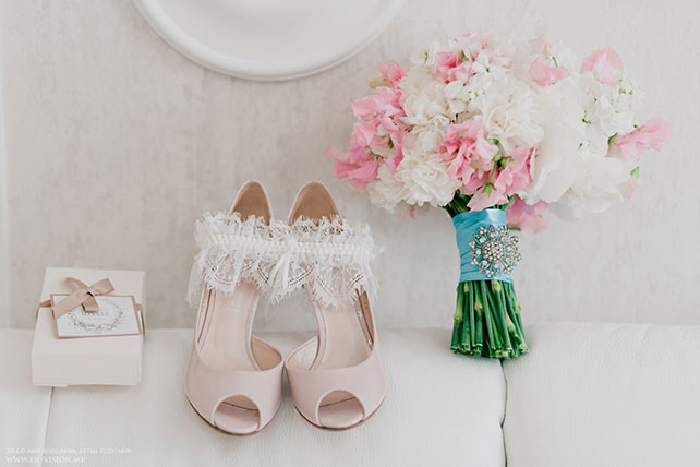 свадьба в нежных тонах, розовый и бирюзовый, букет, туфли и подвязка невесты