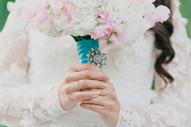 свадьба в нежных тонах, розовый и бирюзовый, букет невесты, украшенный брошкой