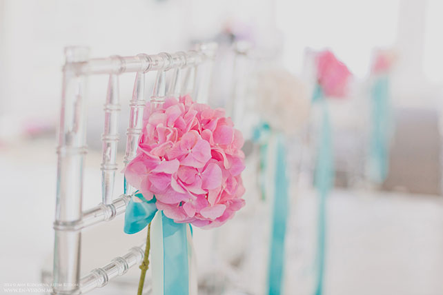 свадьба в нежных тонах, розовый и бирюзовый, место церемонии, декор стульев