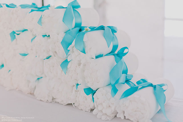 свадьба в нежных тонах, розовый и бирюзовый, детали церемонии, пледы для гостей