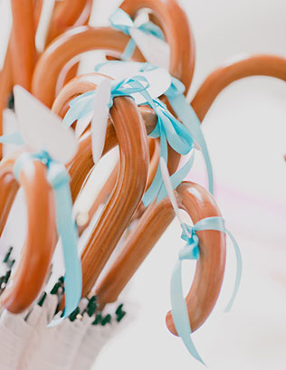 свадьба в нежных тонах, розовый и бирюзовый, детали церемонии, зонтики для гостей