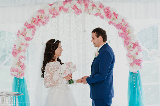 свадьба в нежных тонах, розовый и бирюзовый, церемония, жених и невеста