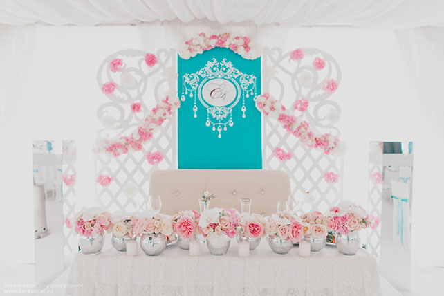свадьба в нежных тонах, розовый и бирюзовый, президиум молодоженов, декор