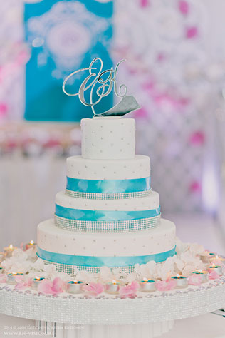 свадьба в нежных тонах, розовый и бирюзовый, торт с бирюзовыми лентами