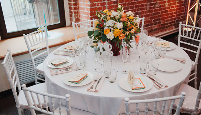 тематическая свадьба стройка, стол гостей