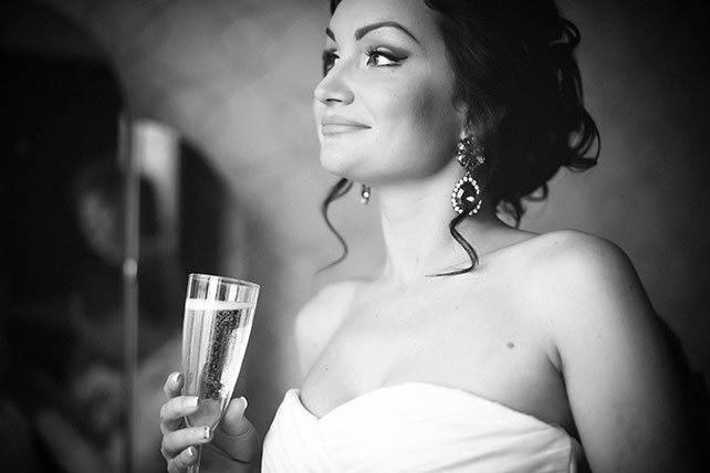 Свадьба в зелёном цвете своими руками, невеста пьёт шампанское