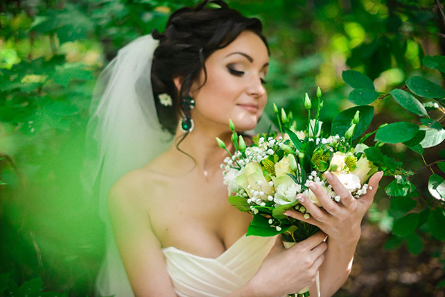 Свадьба в зелёном цвете своими руками, невеста с букетом из белых цветов и зелени