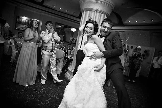 Свадьба в зелёном цвете своими руками, жених и невеста танцуют