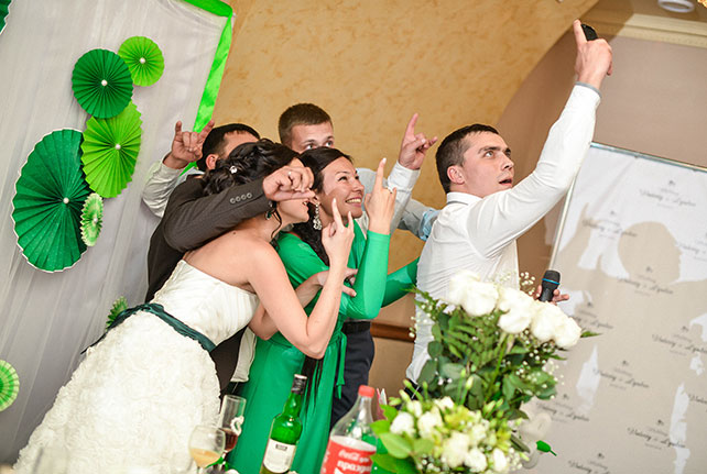 Свадьба в зелёном цвете своими руками, молодожёны делают селфи с гостями