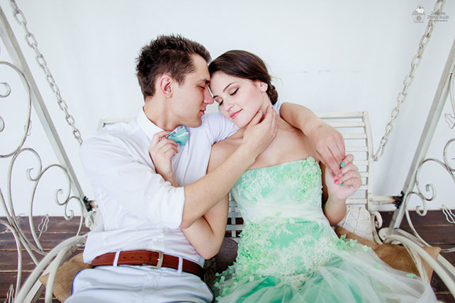 Невесомая свадьба в стиле Тиффани, невеста в платье мятного цвета, жених и невеста на качелях