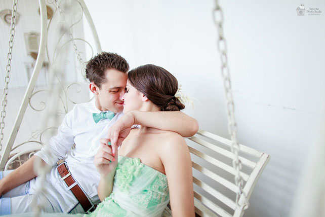 Невесомая свадьба в стиле Тиффани, жених и невеста на качелях