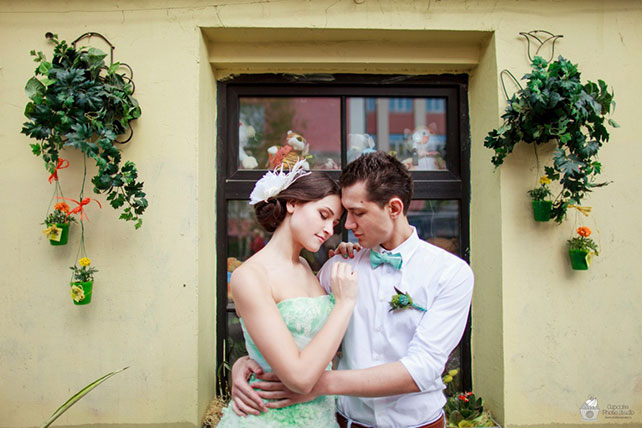 Невесомая свадьба в стиле Тиффани, фотосессия жениха и невесты на заводе Флакон