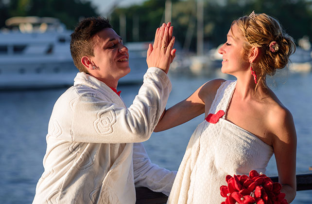 Весёлая свадьба у бассейна, фотосессия жениха и невесты