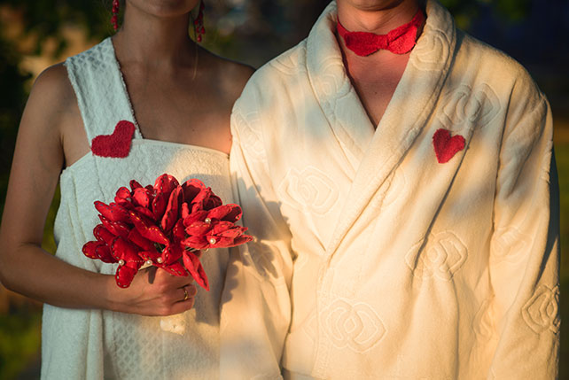 Весёлая свадьба у бассейна, костюмы жениха и невесты