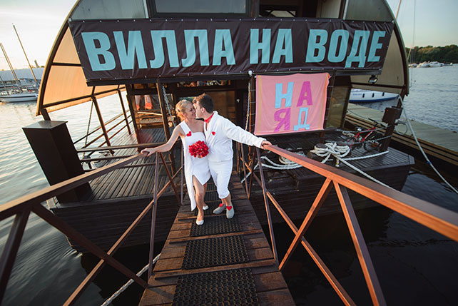 Весёлая свадьба у бассейна, молодожёны около места торжества