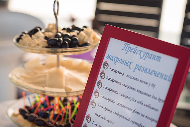 Весёлая свадьба у бассейна, сладкий стол