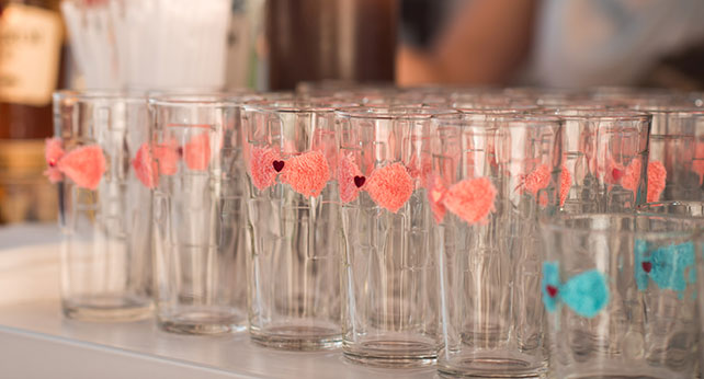 Весёлая свадьба у бассейна, бокалы с бантиками