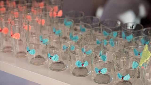 Весёлая свадьба у бассейна, бокалы с бантиками