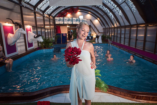 Весёлая свадьба у бассейна, невеста бросает букет