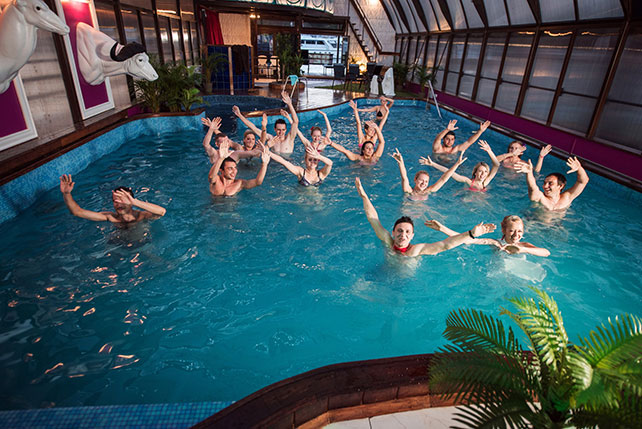 Весёлая свадьба у бассейна, гости в бассейне