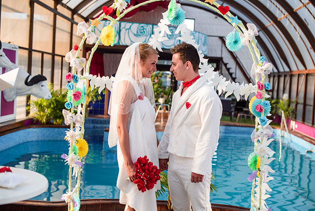 Весёлая свадьба у бассейна, церемония торжественной регистрации