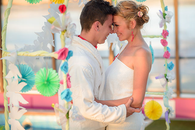 Весёлая свадьба у бассейна, жених и невеста обнимаются