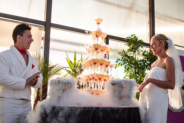 Весёлая свадьба у бассейна, женихи и невеста наливают шампанское в пирамиду