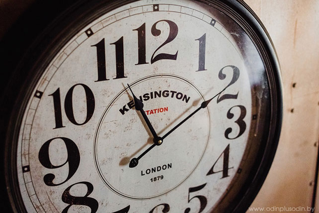 Осенняя свадьба в английском стиле, детали свадьбы - старые часы