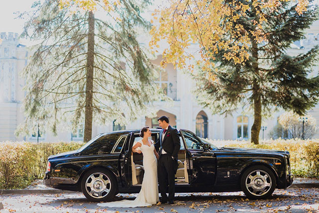 Осенняя свадьба в английском стиле, жених и невеста у свадебного автомобиля