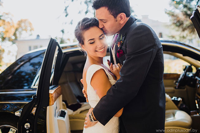 Осенняя свадьба в английском стиле, жених и невеста у свадебного автомобиля