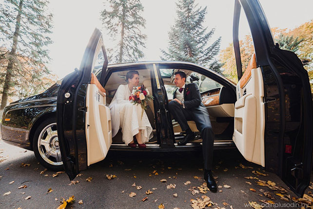 Осенняя свадьба в английском стиле, жених и невеста в свадебном автомобиле