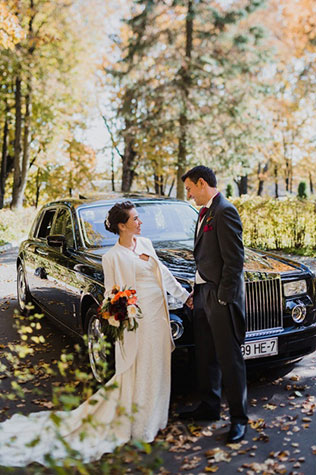 Осенняя свадьба в английском стиле, жених и невеста, свадебное авто