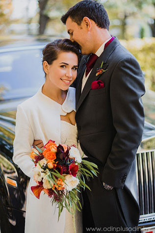 Осенняя свадьба в английском стиле, жених и невеста, свадебное авто