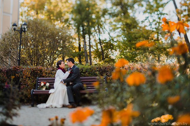 Осенняя свадьба в английском стиле, жених и невеста на скамейке