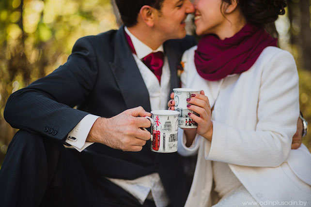 Осенняя свадьба в английском стиле, жених и невеста на пикнике