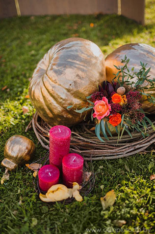 Осенняя свадьба в английском стиле, место церемонии, тыква в декоре 