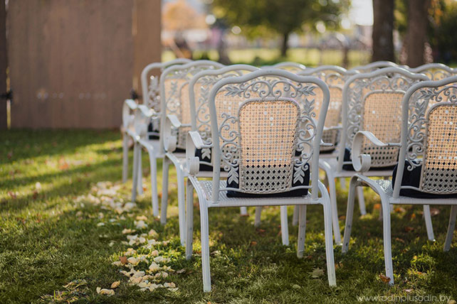 Осенняя свадьба в английском стиле, место церемонии, стулья для гостей