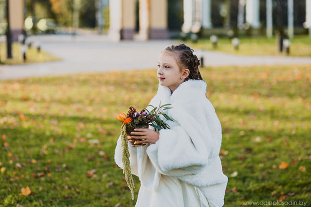 Осенняя свадьба в английском стиле, церемония, девочка с цветами