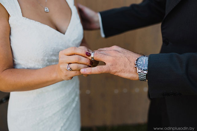 Осенняя свадьба в английском стиле, церемония, невеста надевает кольцо