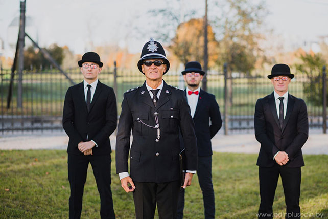 Осенняя свадьба в английском стиле, друзья жениха